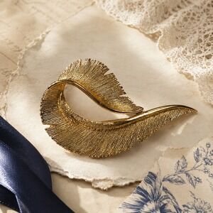 Sarah Coventry Feather Brite Brooch Gold Tone Textured Leaf Pin Vintage OS